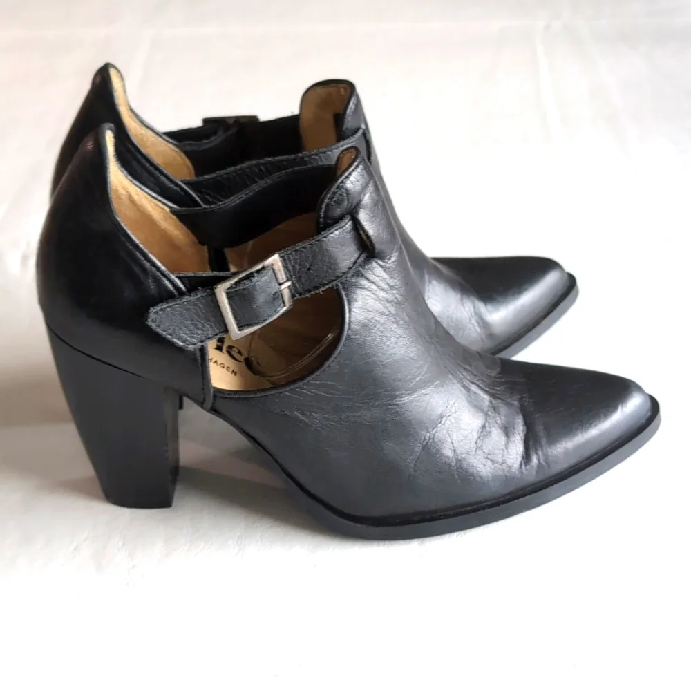 Ivylee Pointed Toe High Heeled Black Leather Moto Booties Women's Size 38
